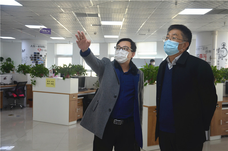 中共安陽市委統(tǒng)戰(zhàn)部副部長、市工商聯(lián)黨組書記郭洪俠一行調(diào)研安陽青峰防疫工作和復(fù)工復(fù)產(chǎn)情況