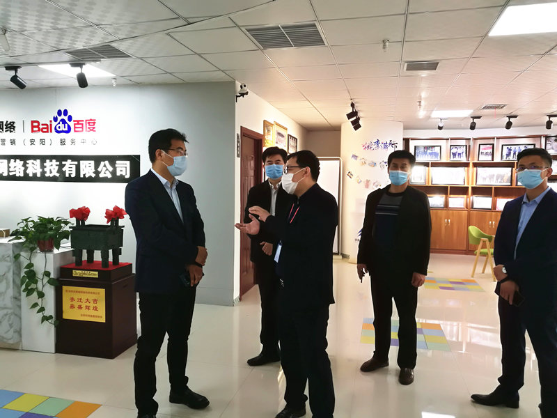 安陽(yáng)市商務(wù)局副局長(zhǎng)張躍勇，攜同天津伍創(chuàng)電子商務(wù)有限公司李富民一行蒞臨安陽(yáng)青峰網(wǎng)絡(luò)參觀指導(dǎo)！！